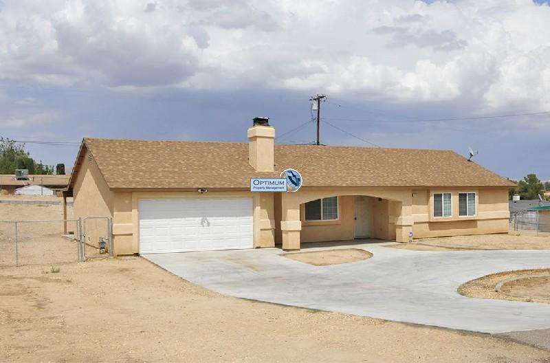 Nice Victorville home with circle drive and bonus room 5