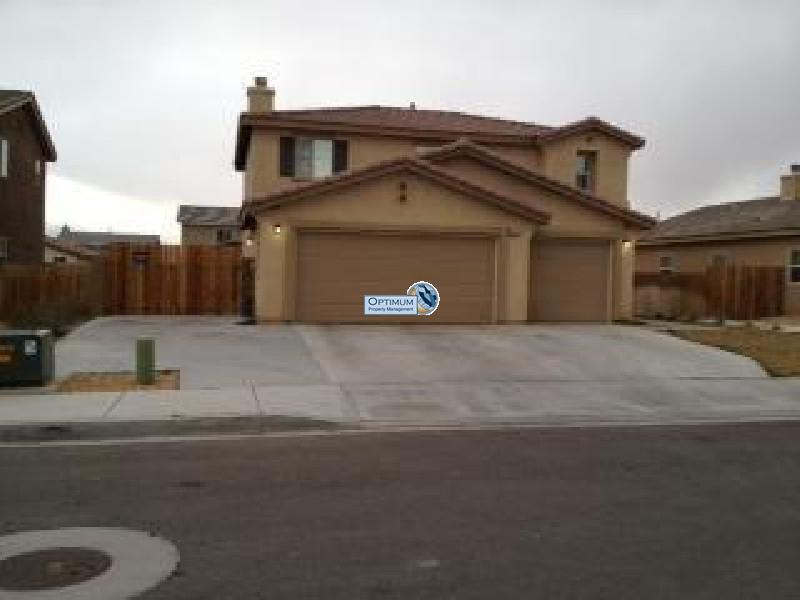 Great 4 bed 3 bath home in adelanto 3