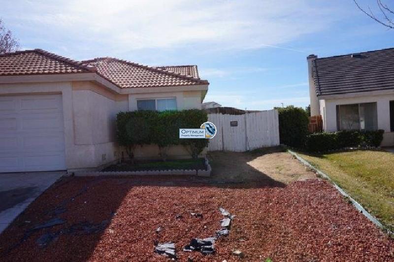 Beautiful 4 bed 2 bath fenced backyard & basketball court in victorville 7